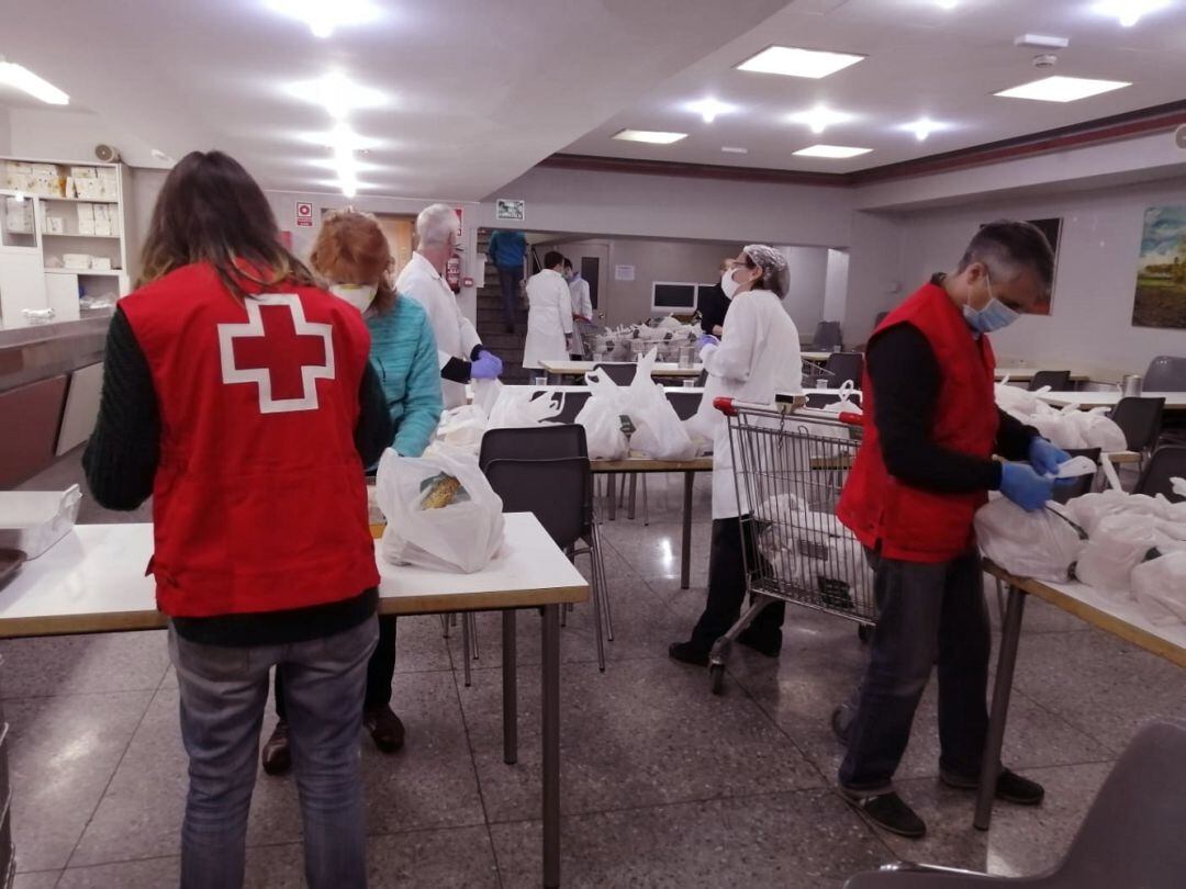 Voluntarios de la UES ayudan en el comedor de la Parroquia del Carmen