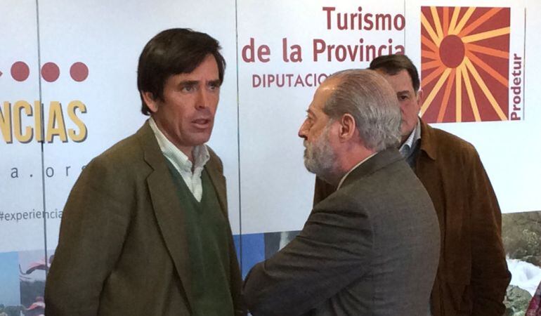 El diestro Dávila Miura, a la izquierda, junto al presidente de la Diputación provincial de Sevilla, Fernando Rodríguez Villalobos