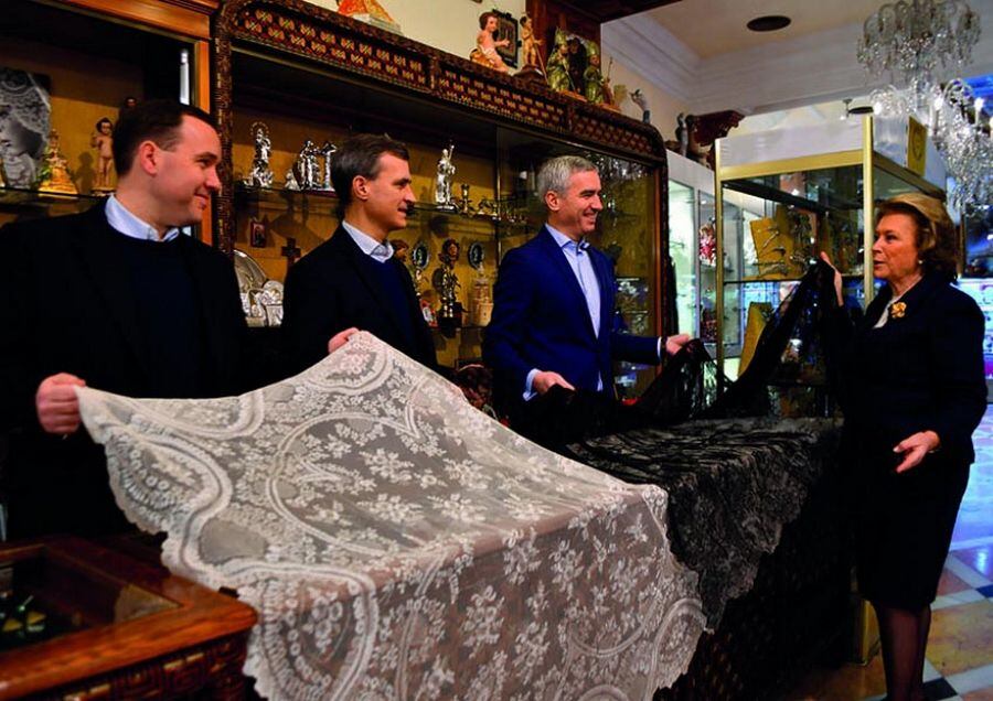 Juan Foronda, en el centro, junto a sus hermanos José y Álvaro y su madre, en el tienda