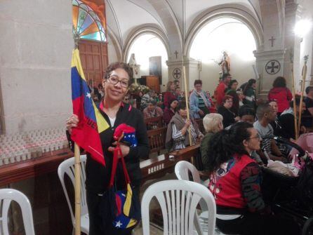 Una venezolana hace la peregrina para pedir por su familia y sus conciudadanos en su país.