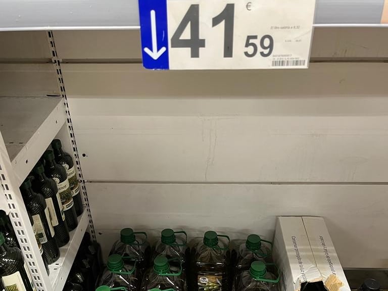 Imagen de un supermercado donde una garrafa de aceita de 8 litros cuesta 41 euros