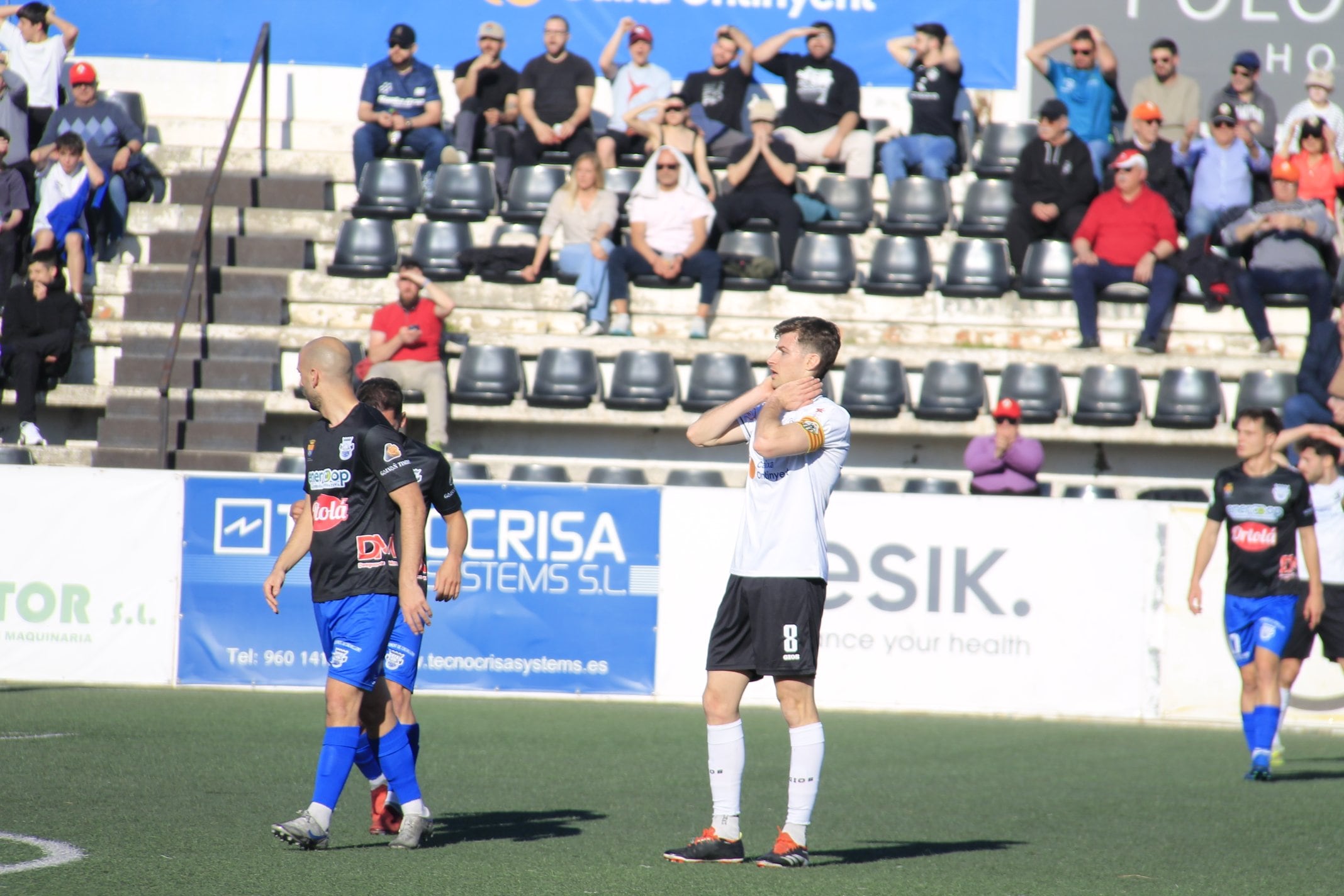 Alberto Osoro, capitán del Ontinyent 1931 C.F., durante un lance del juego en El Clariano frente al Crevillente Deportivo
