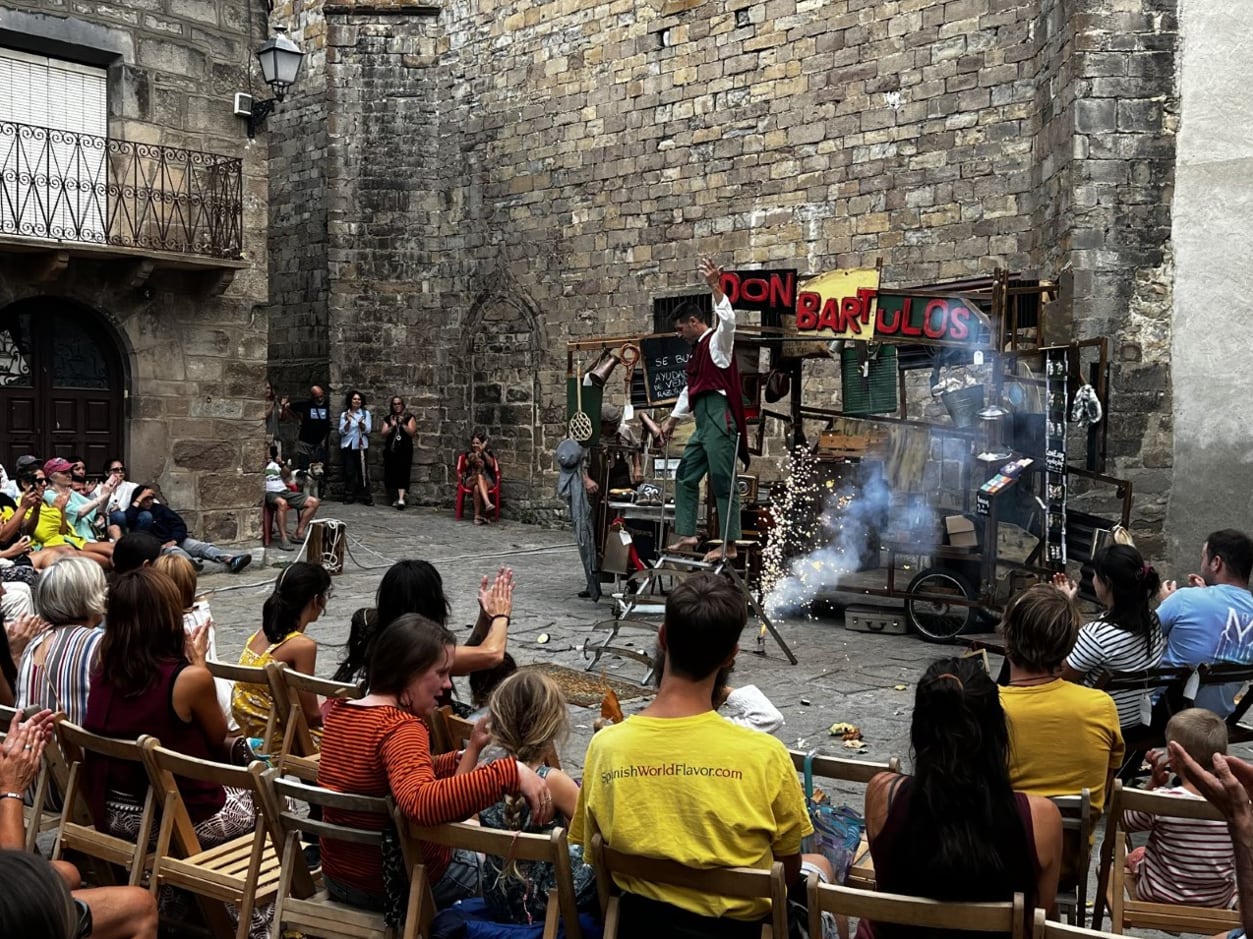 La plaza de la iglesia de Berdún se llenaba para presenciar el espectáculo de magia de Civi Civiac