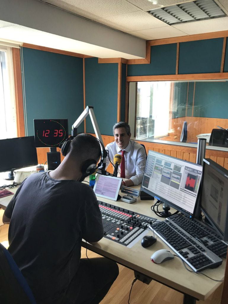 Pablo Zuloaga en los estudios de la Cadena SER.