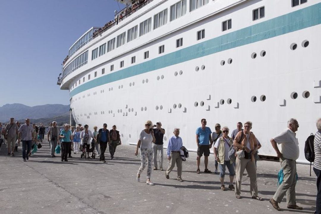 Imagen de archivo de cruceristas en el puerto Motril