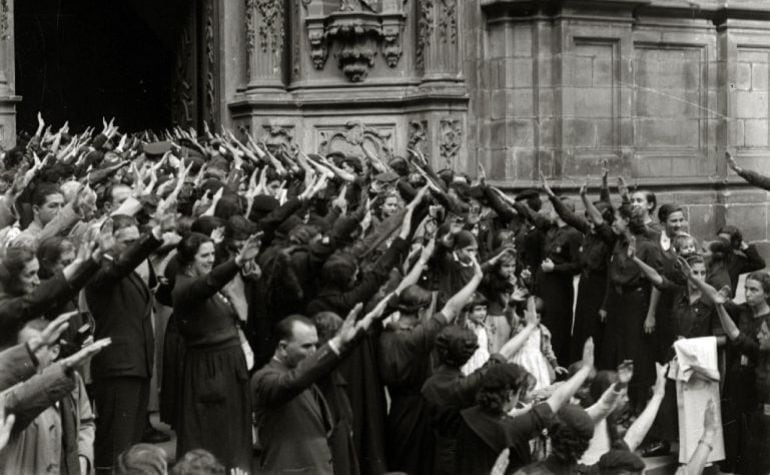 Fotografía tomada por Pascual Marín en 1937 en la que se puede observar a varias personas haciendo el saludo fascista ante la llegada de alguna autoridad franquista a la Basílica de Santa María de San Sebastián.
