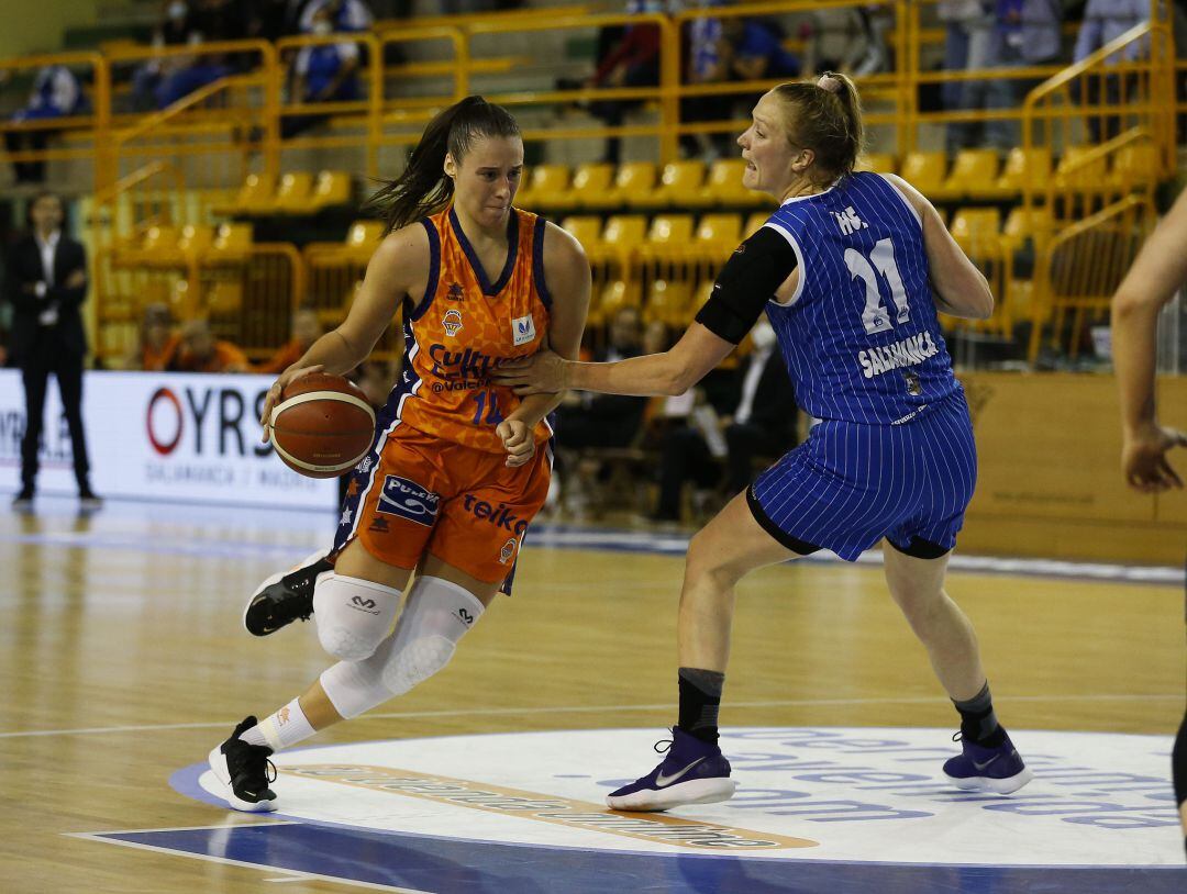 Raquel Carrera entra a canasta en Salamanca.