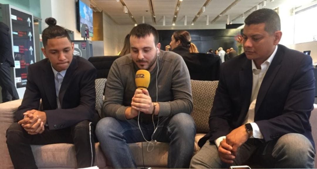 Anthony Borges juntament amb el redactor de Ser Catalunya, Santi Ovalle, i el seu pare Roger Borges