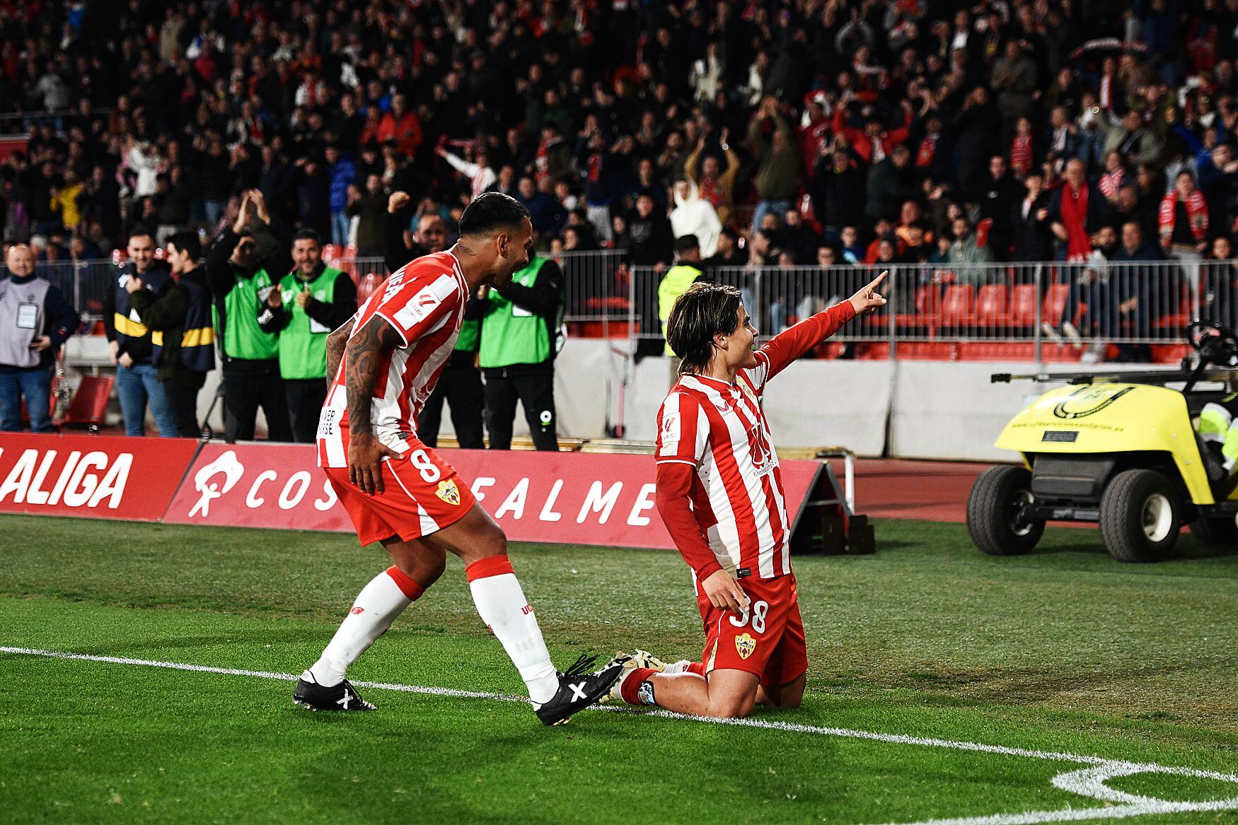 Luka celebra el gol y Jonathan Viera le asiste y le felicita.