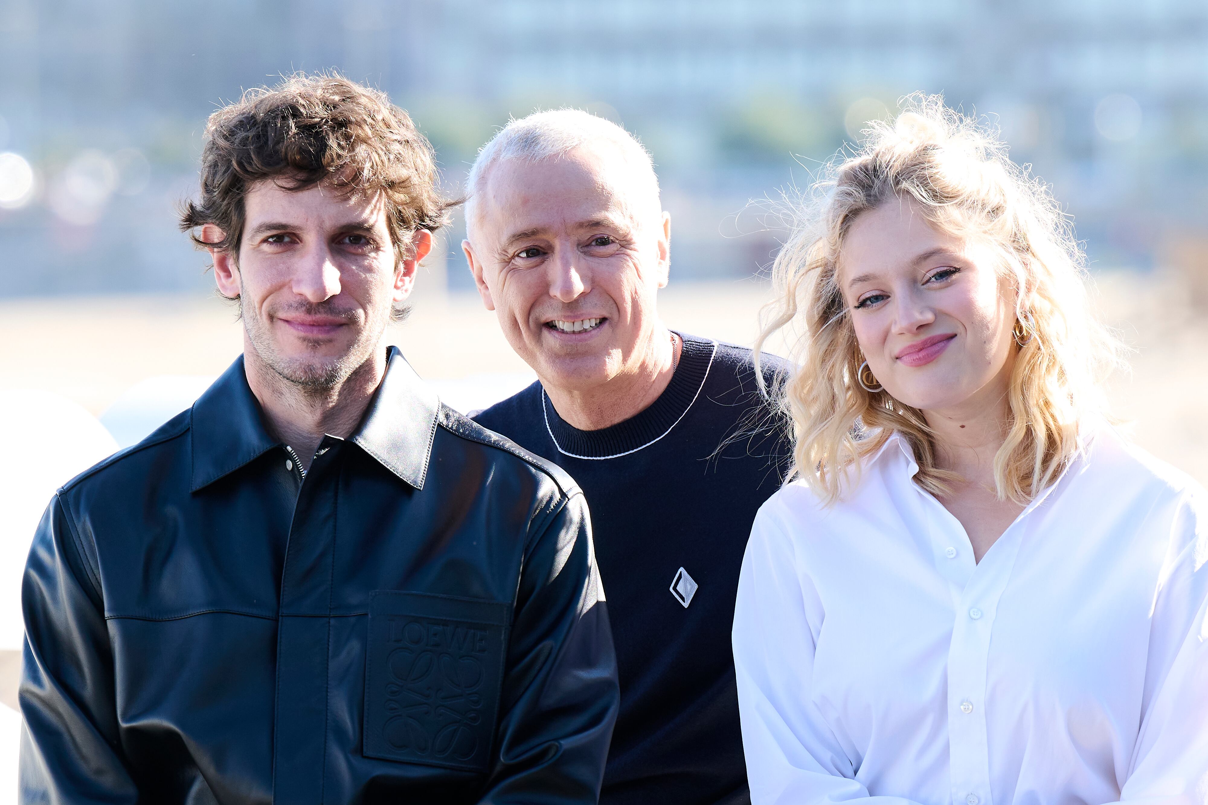 La actriz Nadia Tereszkiewicz, el director Robin Campillo y el actor Quim Gutiérrez en San Sebastian / Photo by Carlos Alvarez/Getty Images)