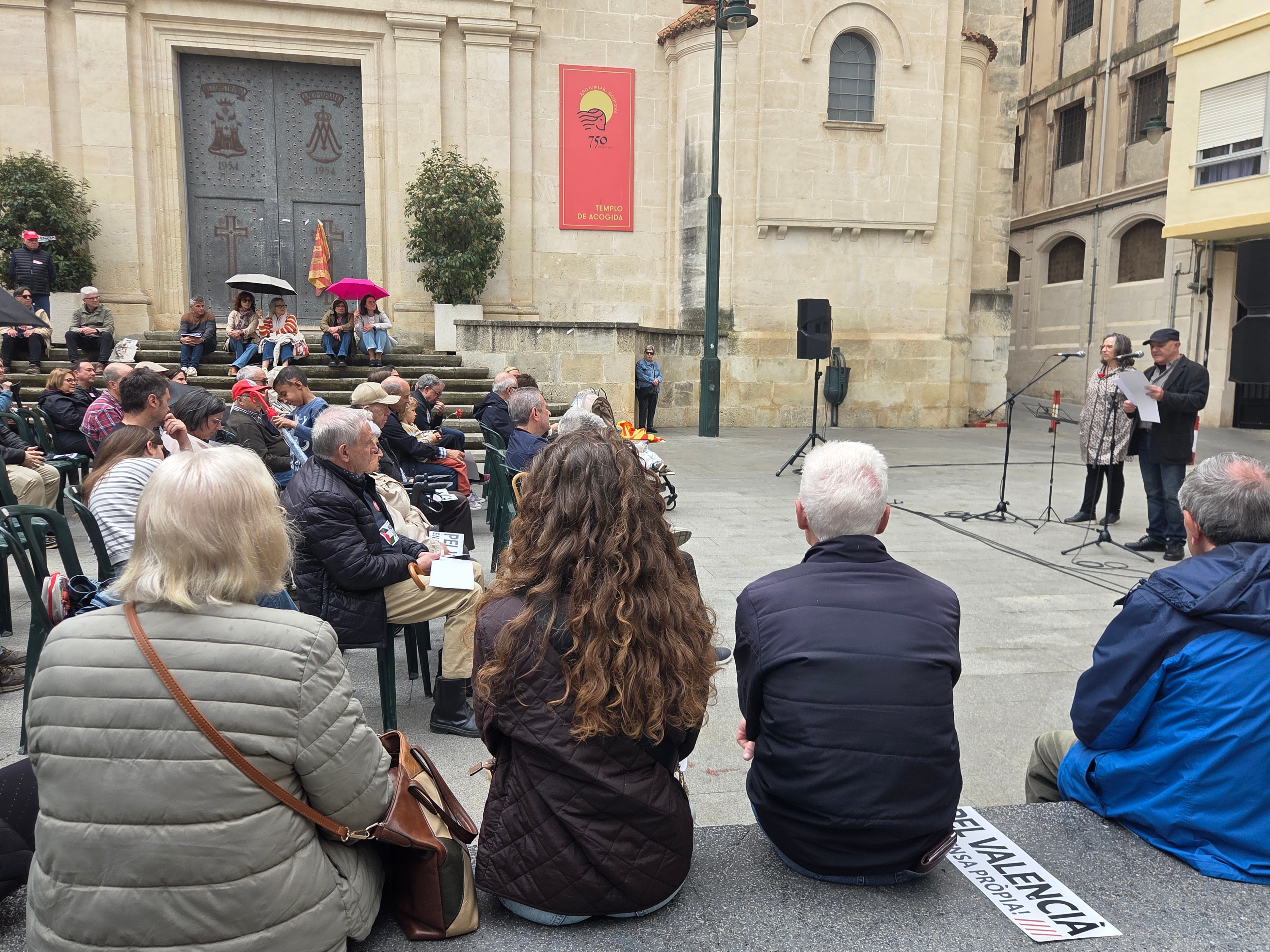 Rosanna Espinós i Manel Rodríguez Castelló han sigut dos dels assistents que han volgut llegir poemes de Valls