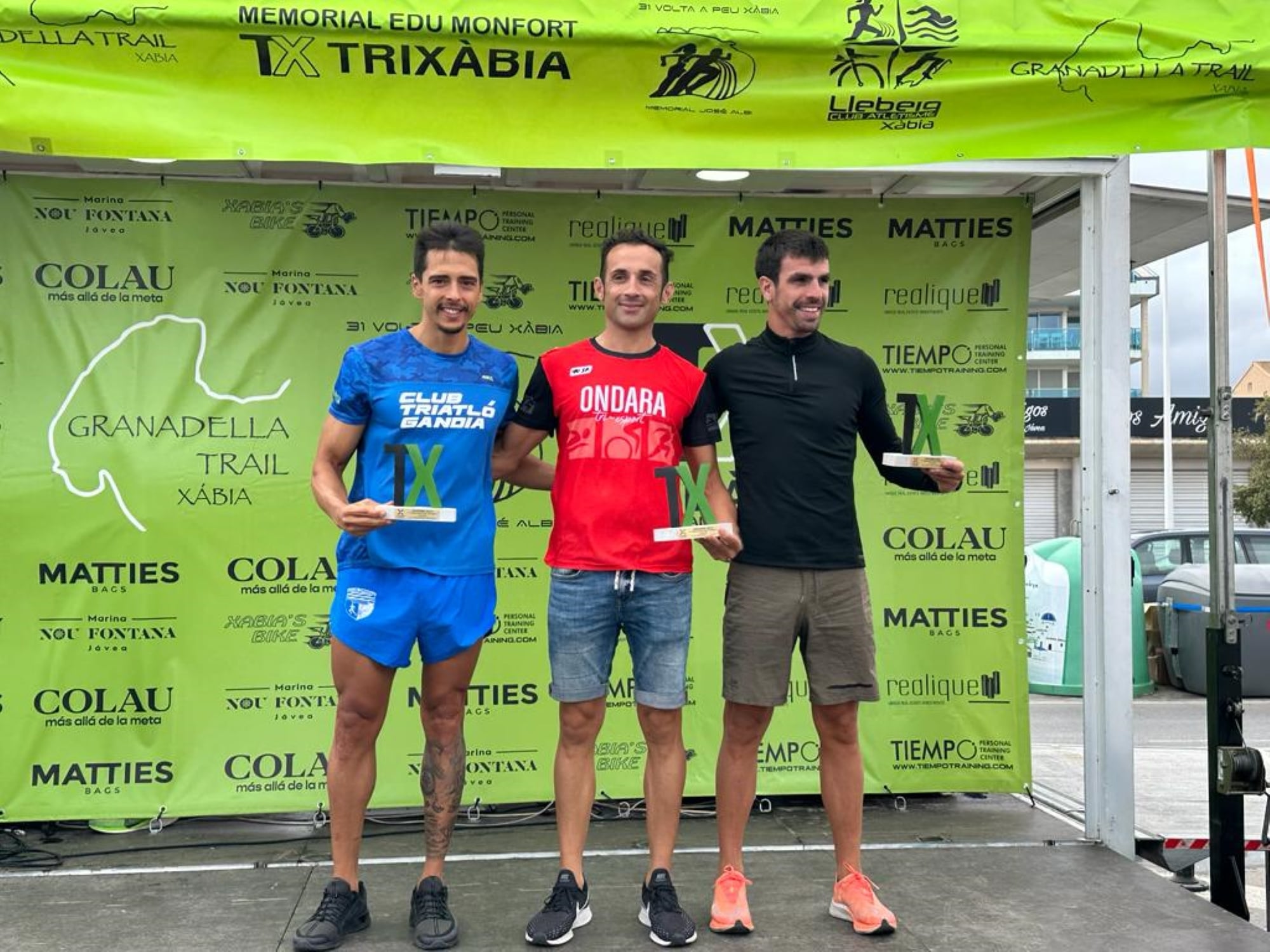 Podio absoluto categoría olímpica del X TriXàbia Memorial Eduardo Monfort.