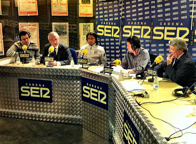 José Ramón de la Morena, en el museo del Atlético con el técnico rojiblanco Gregorio Manzano, el delantero Radamel Falcao y el presidente Enrique Cerezo, además del periodista de la SER Hugo Condés.