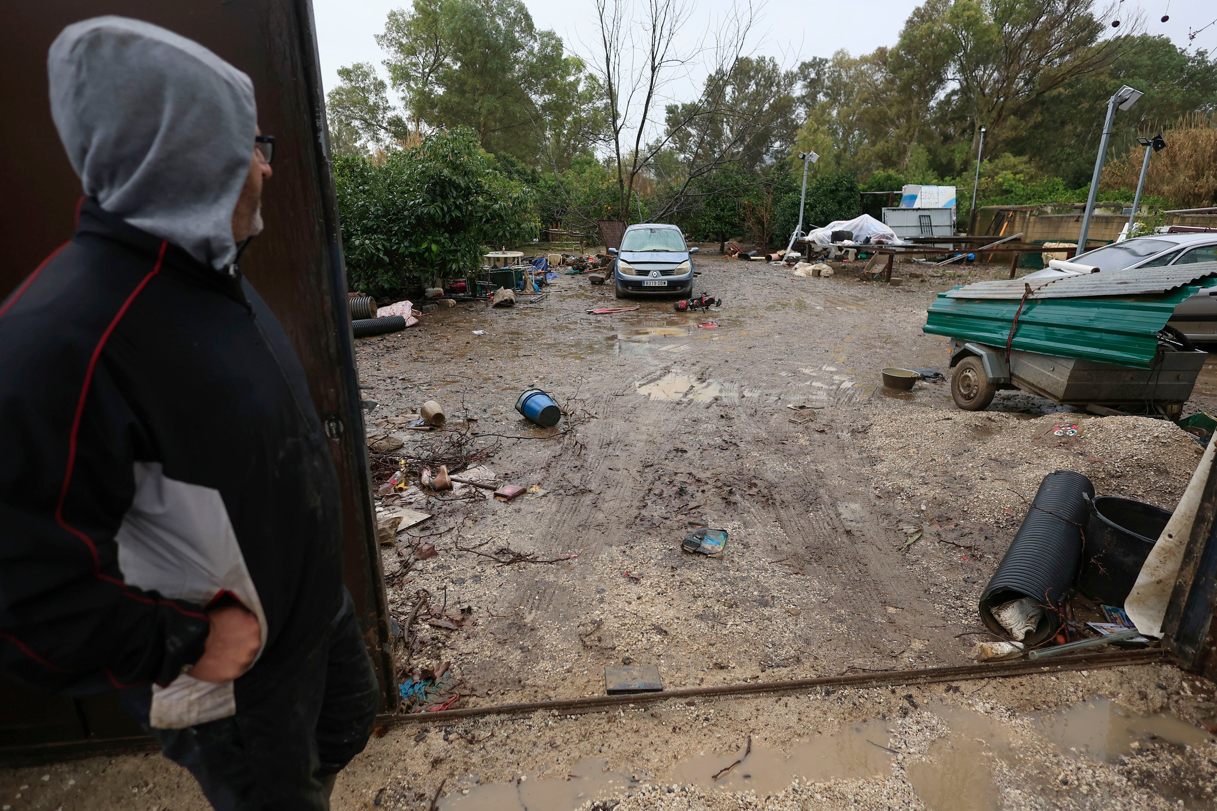 SAN MARTÍN DEL TESORILLO, 07/02/2026.- Un hombre observa los daños causados a causa de las fuertes lluvias en San Martín del Tesorillo. El Ayuntamiento de San Martín del Tesorillo, en la comarca gaditana del Campo de Gibraltar, va a evacuar de manera preventiva a todos los vecinos que residen en zonas inundables, según ha informado este sábado el consistorio en sus redes sociales. EFE/ A.Carrasco Ragel