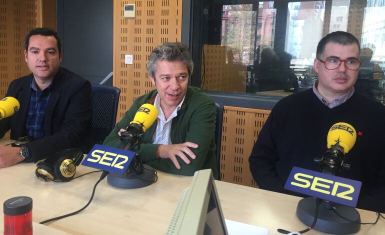 Ángel Lozano (i), Pepe Martínez (c) y Vicente Gallardo (d), en los estudios de Radio Valladolid