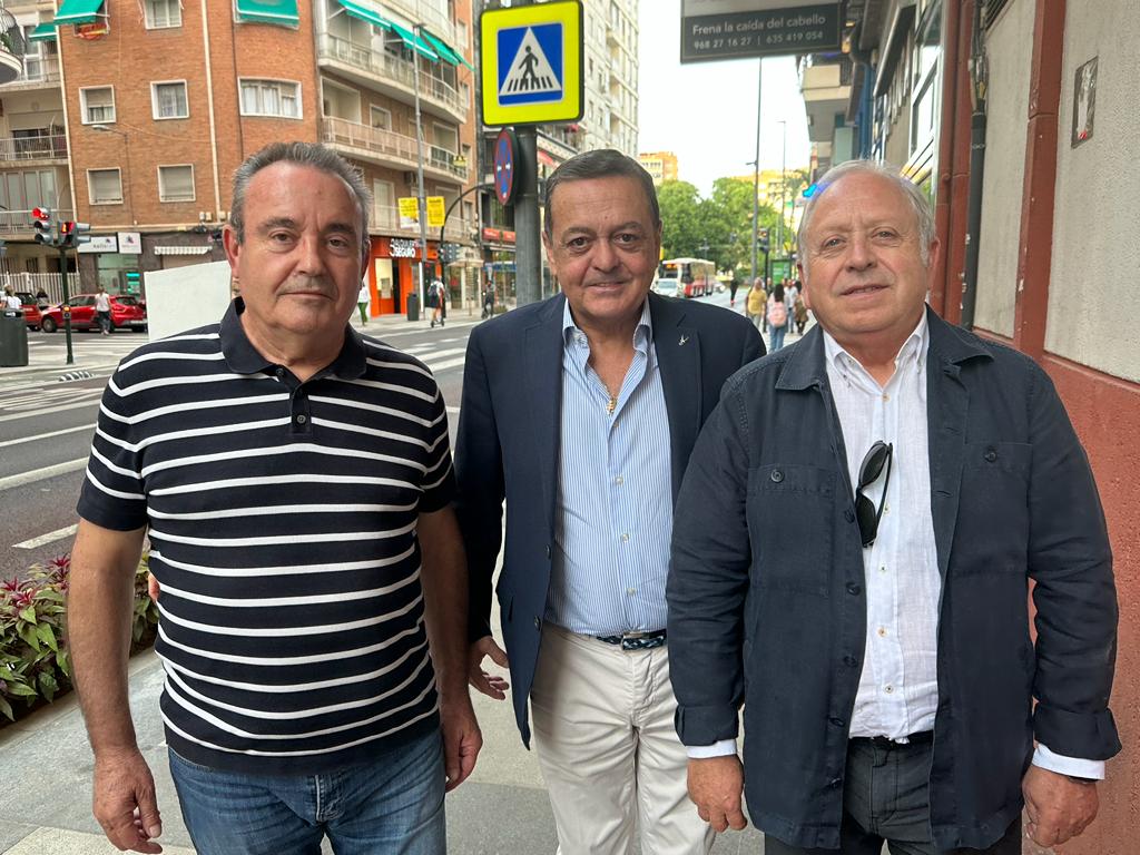 El presidente de CROEM, José Mª Albarracín, y los secretarios generales de UGT y CCOO, Antonio Jiménez y Santiago Navarro