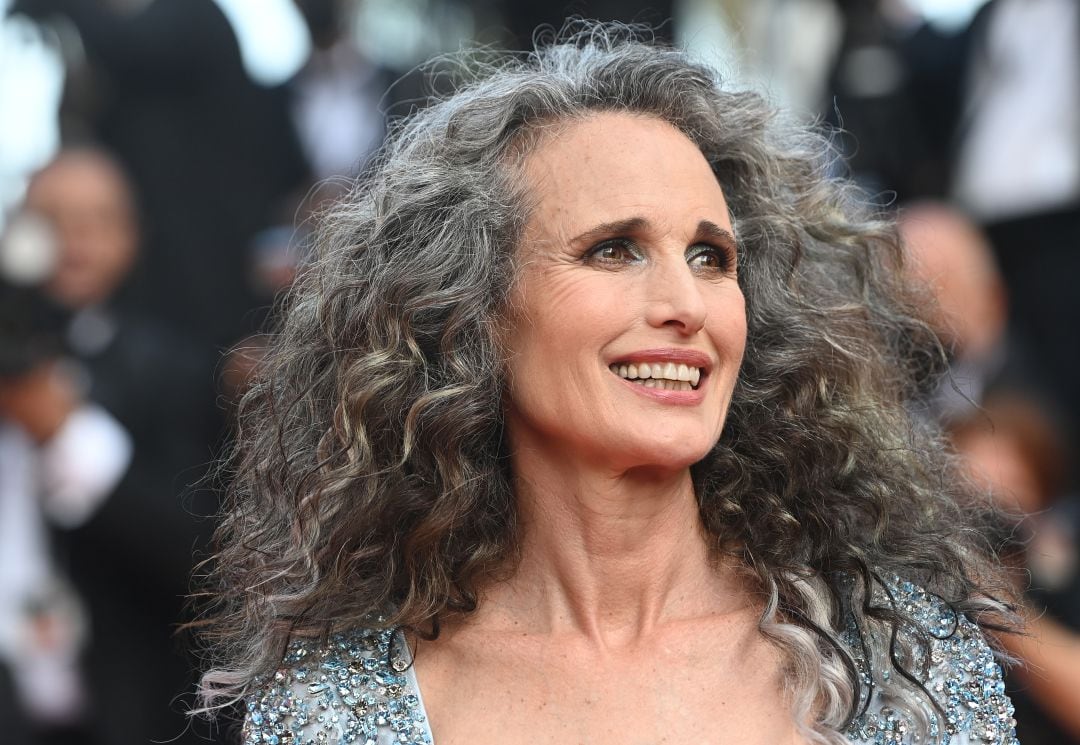 Andie MacDowell luce su nueva melena con canas en el festival de cine de Cannes.