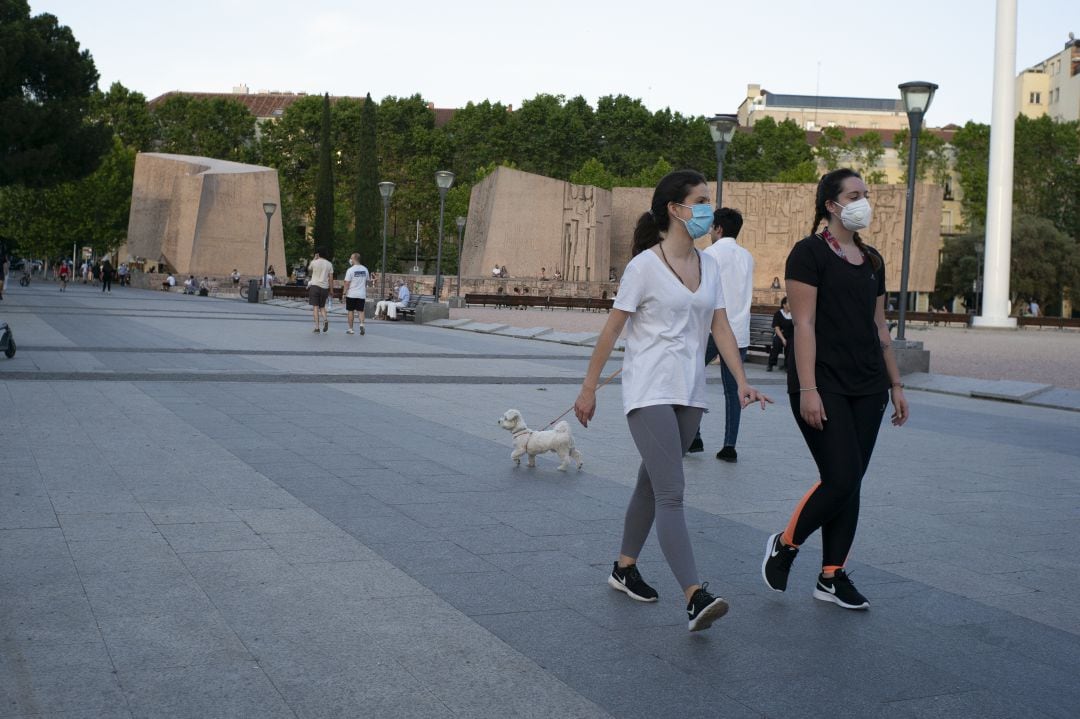 Varias personas pasean por Madrid