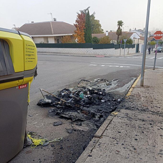Contenedor calcinado en Cabanillas del Campo