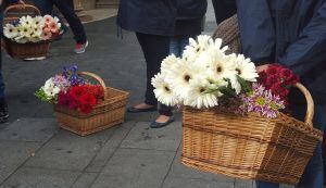 Algunas de las cestas llenas de flores que sostienen los empleados.