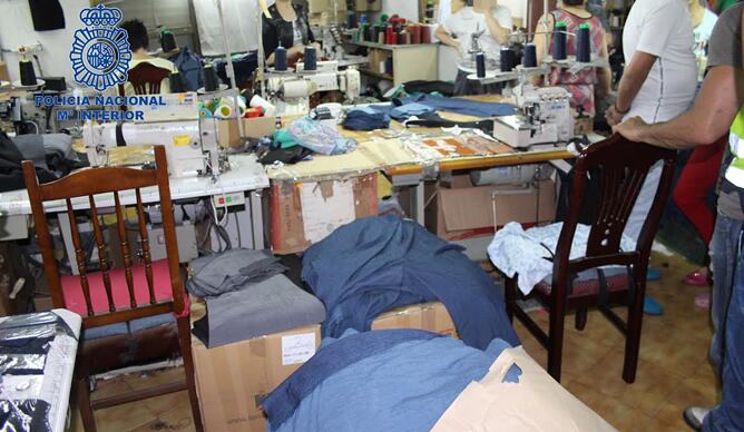 La Policía Nacional ha desmantelado un taller clandestino de confección de ropa en Murcia