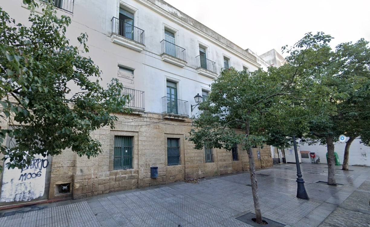 Inmueble sin uso alguno en la plaza de La Merced. Foto Archivo.