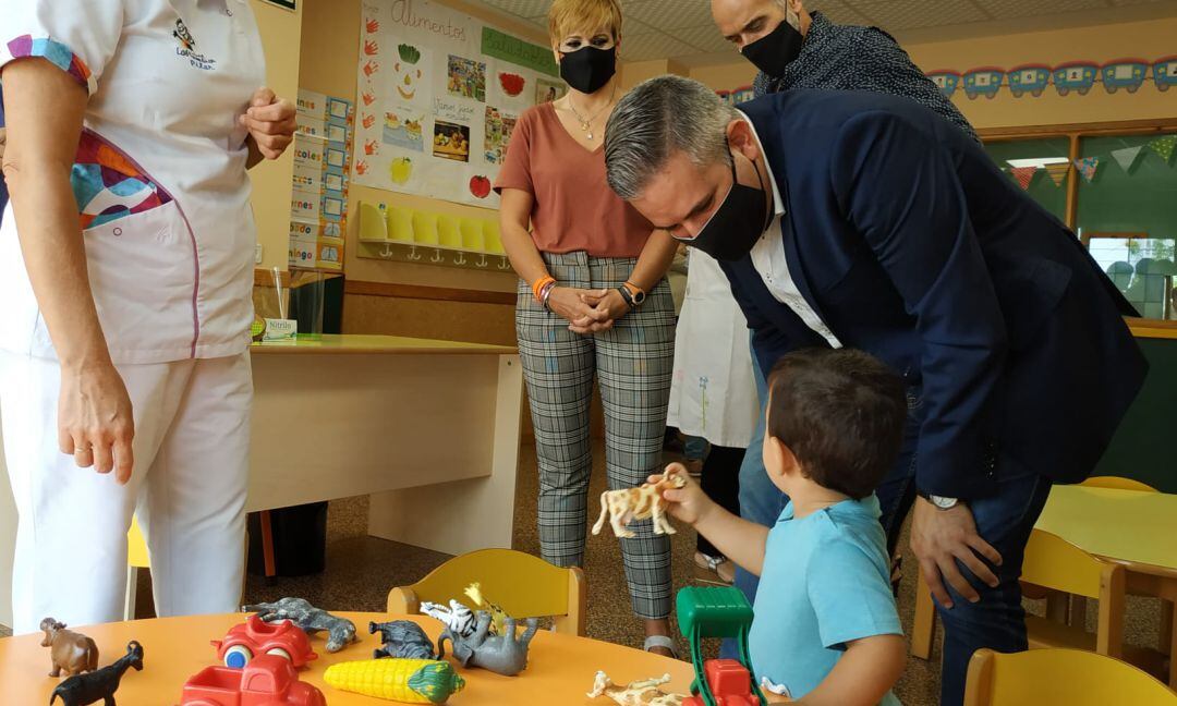 El delegado de Educación, Anotnio Sutil,durante su visita a una Escuela Infantil.