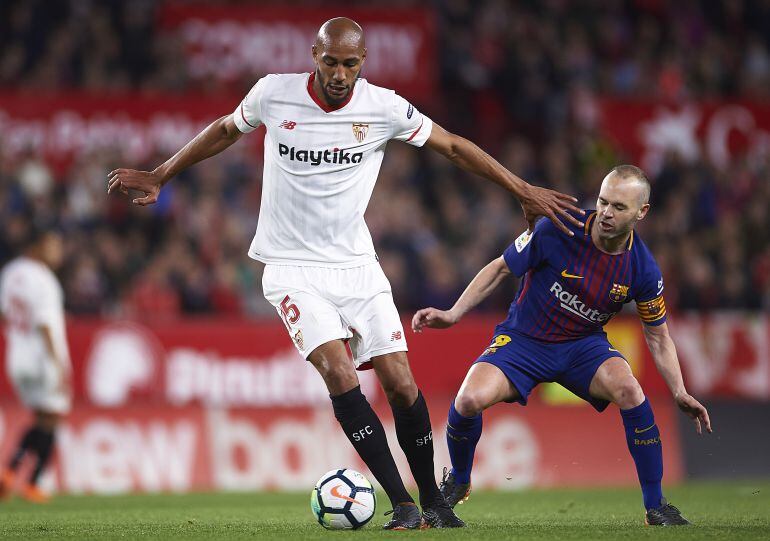 N'zonzi pelea una pelota con Iniesta