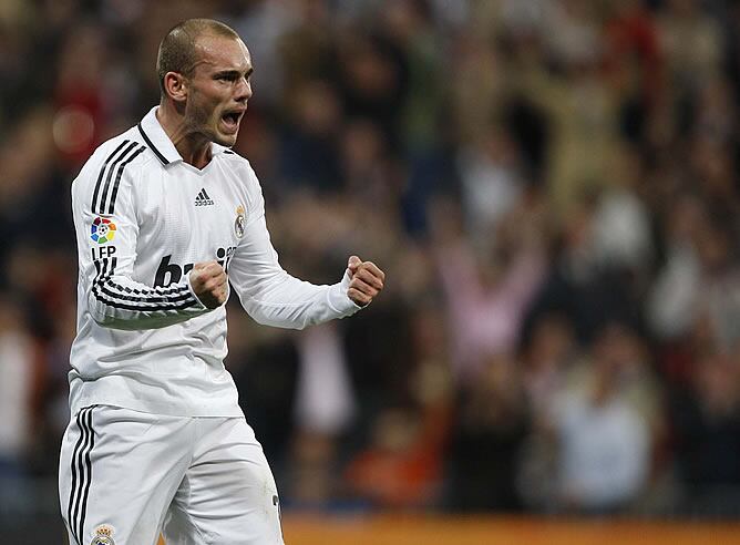 Sneijder celebra un gol con la camiseta del Real Madrid