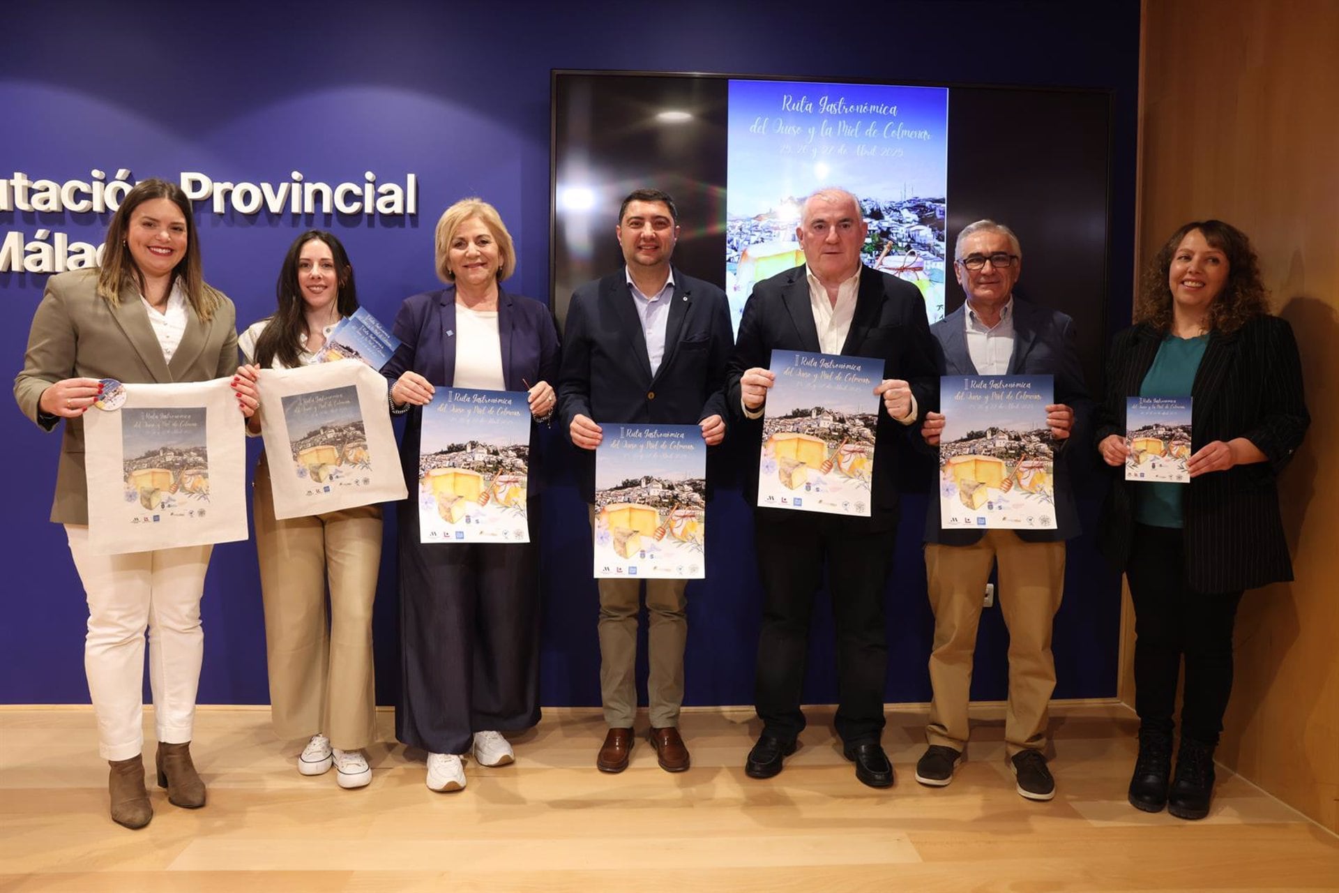 El vicepresidente y diputado de Gestión Económica Administrativa, Manuel Marmolejo, junto al alcalde de Colmenar, José Martín García, y Manuel Ramos García, presidente de Asecol, asociación colaboradora, han presentado el evento