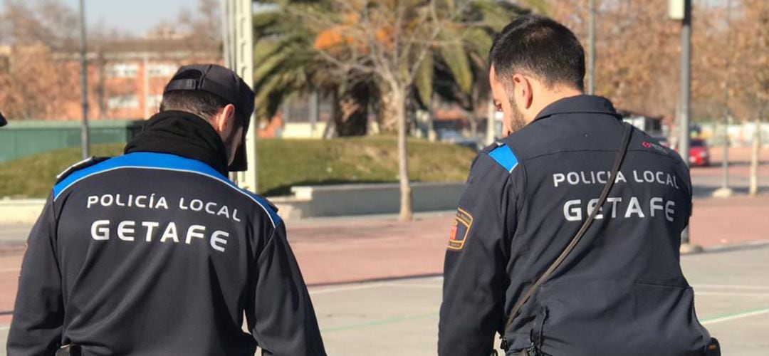 Los agentes locales consiguieron detener a las dos personas que intentaban robar en un garaje comunitario.