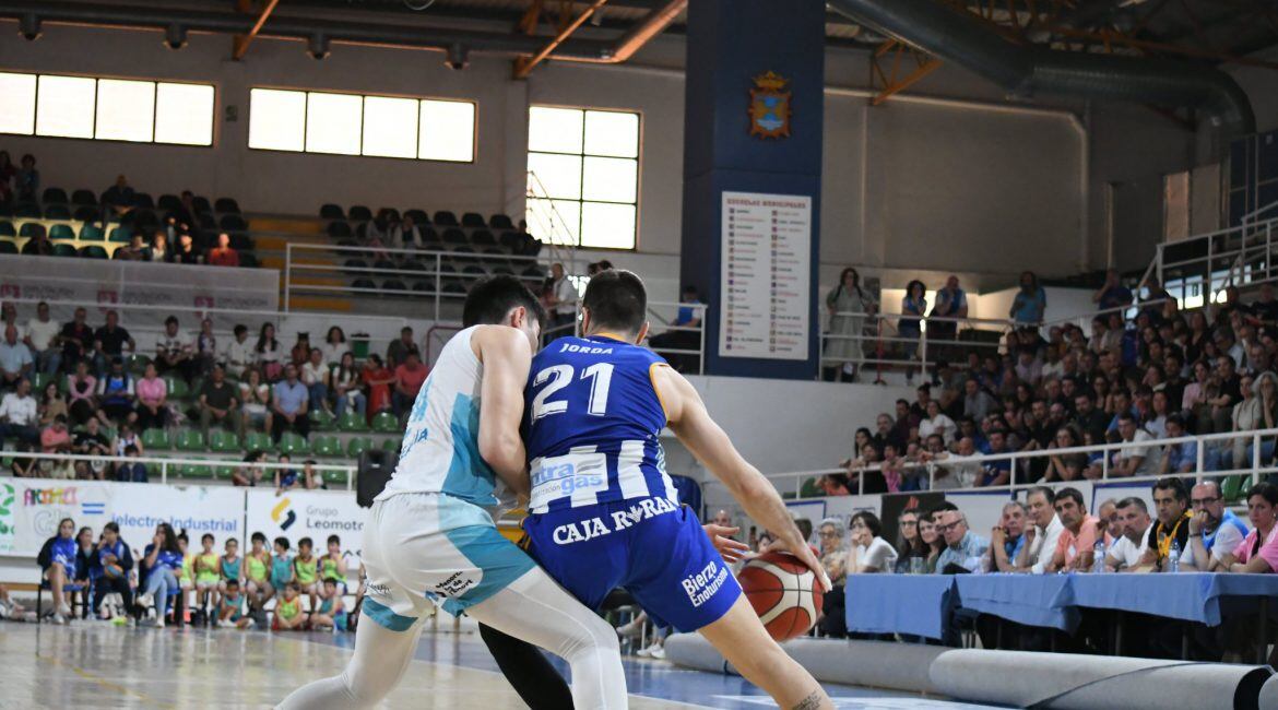 Gran ambiente en el Lydia Valentín para presenciar la ida de los cuartos de final