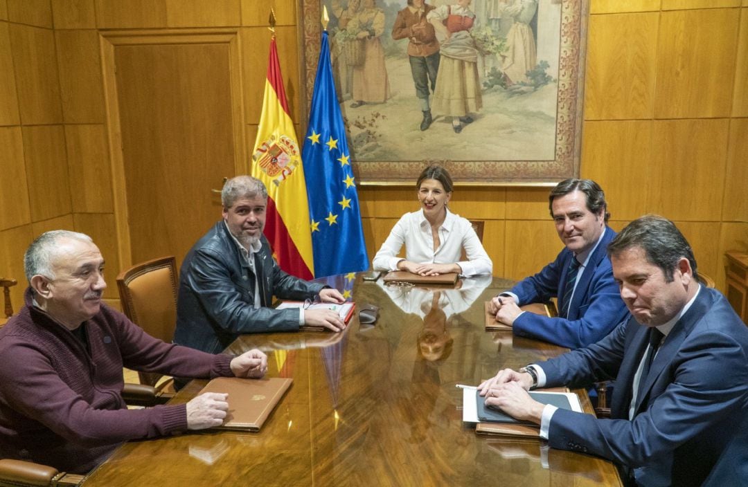 La ministra de Trabajo y Economía Social, Yolanda Díaz; los secretarios generales de UGT y CCOO, Pepe Álvarez y Unai Sordo; el presidente de CEOE, Antonio Garamendi, y el presidente de Cepyme, Gerardo Cuerva.