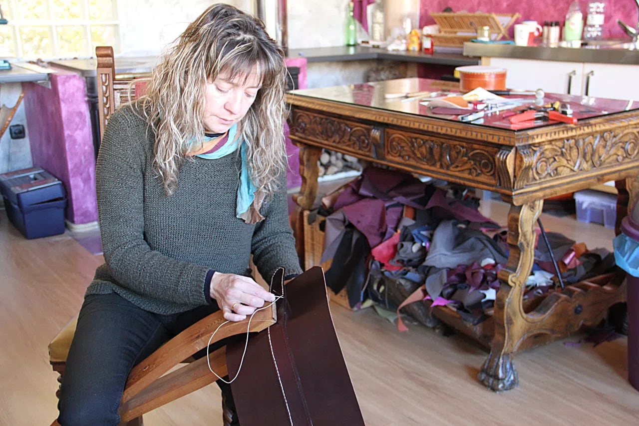 Pilar Manso en su taller Arte en Cuero de Tubilla del Lago