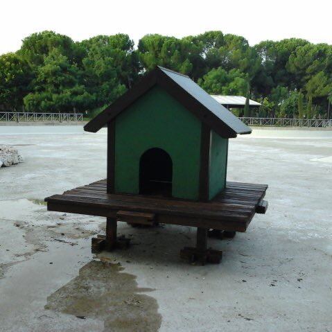 Caseta para patos en el lago del Parque Finca Liana.