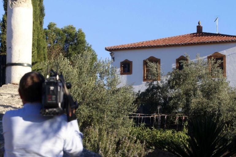 Un cámara graba imágenes del cortijo en el que se produjo el asesinato.