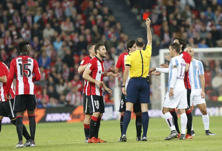 Álvaro Izquierdo saca tarjeta roja a Mikel San José.