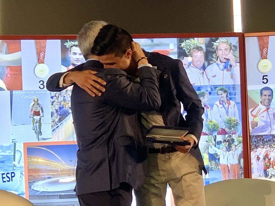 Joel González se abraza con Alejandro Blanco 