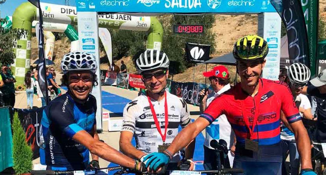 Entre los ciclistas participantes estarán de nuevo el Triki Beltrán y José Luis Carrasco, a la izquierda y en el centro de la imagen.