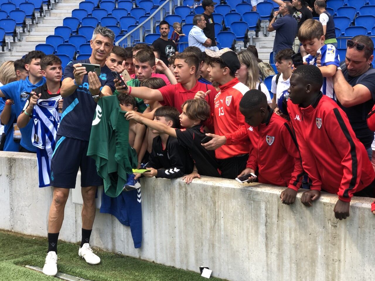 Imanol estuvo una hora firmando autógrafos en la primera sesión de pretemporada