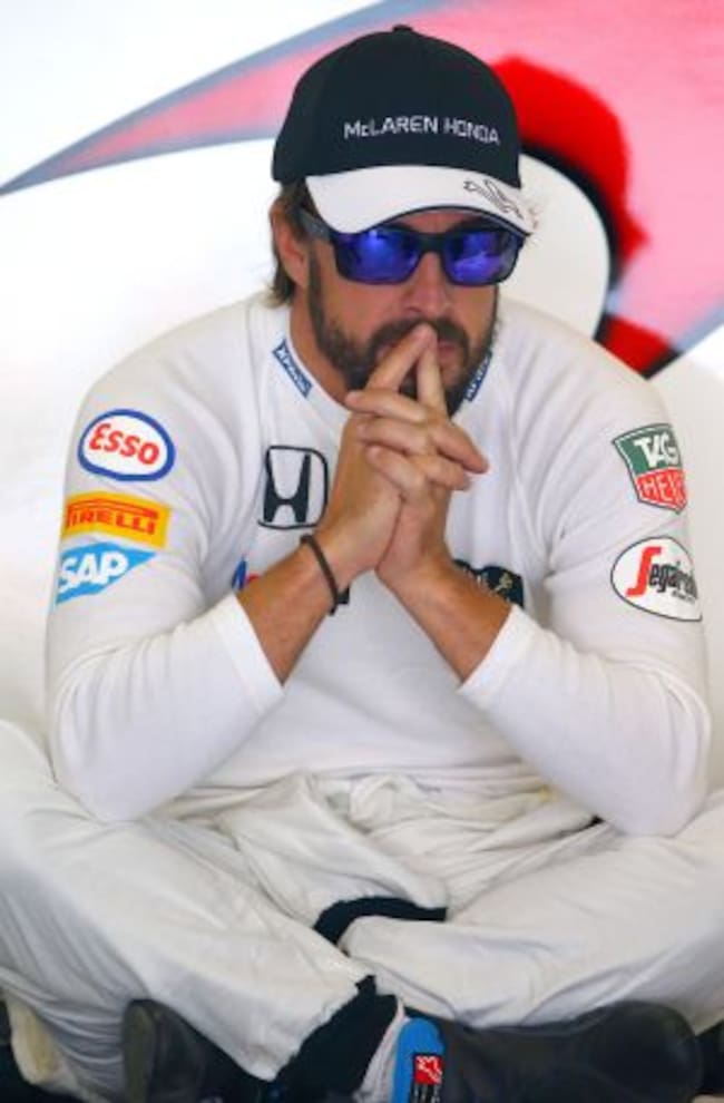 Fernando Alonso medita durante el entrenamiento