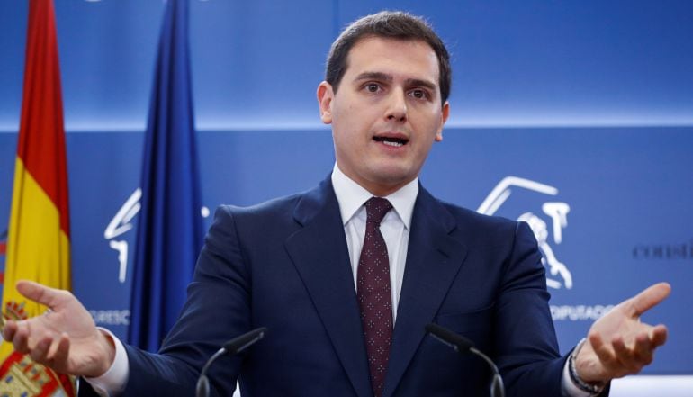 El líder de Ciudadanos, Albert Rivera, durante la rueda de prensa que ha ofrecido hoy en el Congreso para anunciar que ha llegado a un acuerdo con el Gobierno para apoyar los presupeustos de 2018, después de que el Ejecutivo haya &quot;cedido&quot; a las exigencias