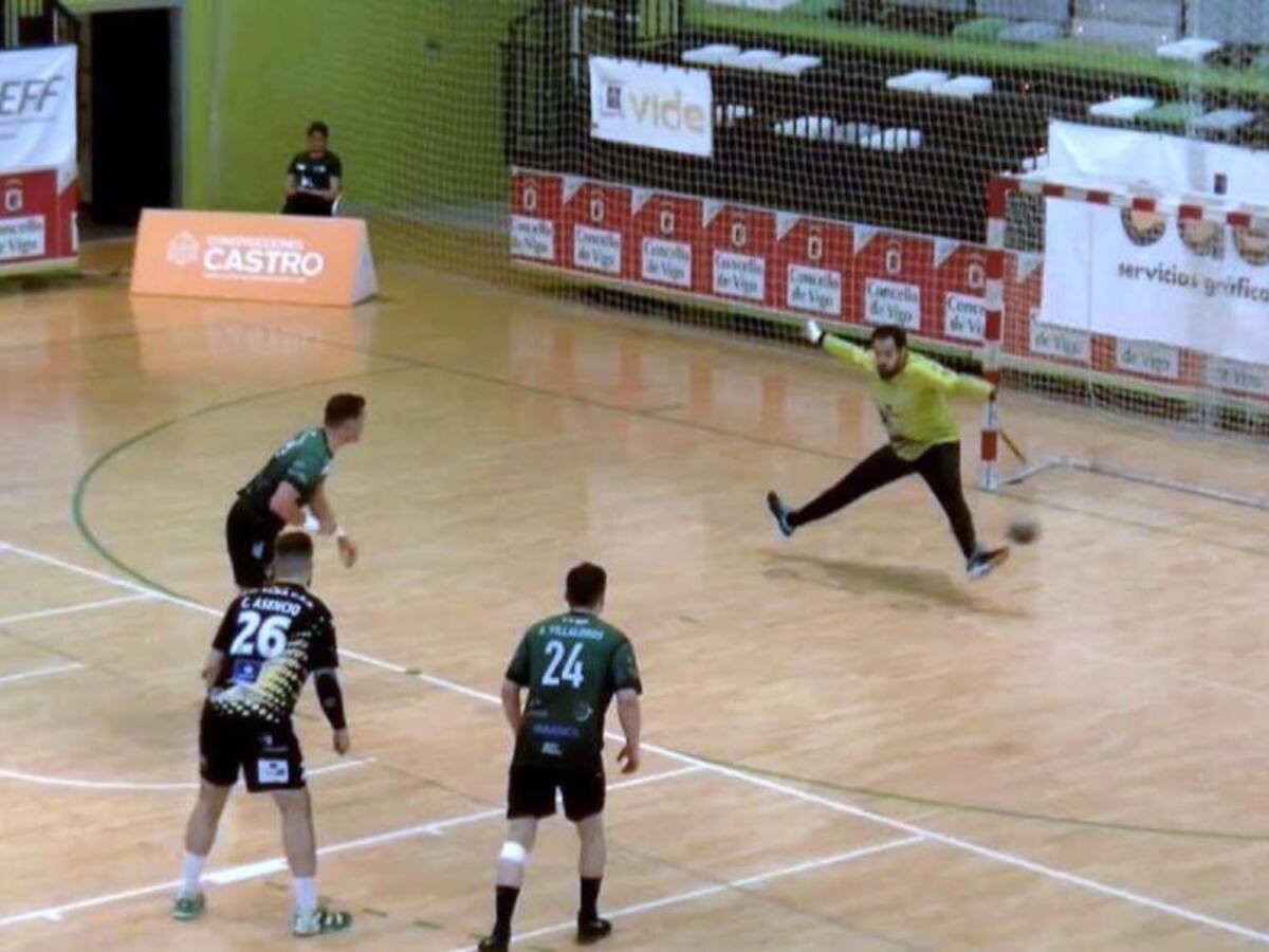 El Elda - C.E.E. empieza empatando contra el U. B. Lavadores Vigo (23-23)