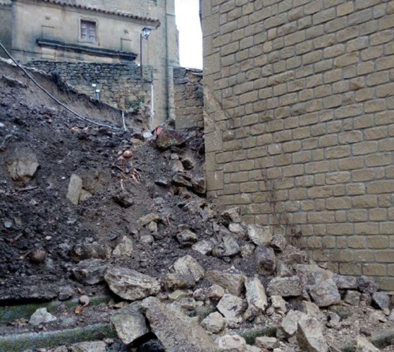 Derrumbe de un muro del castillo de Luesia (Zaragoza). Entre los escombros, restos óseos de un antiguo cementerio