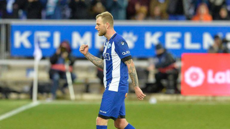 John Guidetti, durante un partido con la camiseta del Deportivo Alavés.