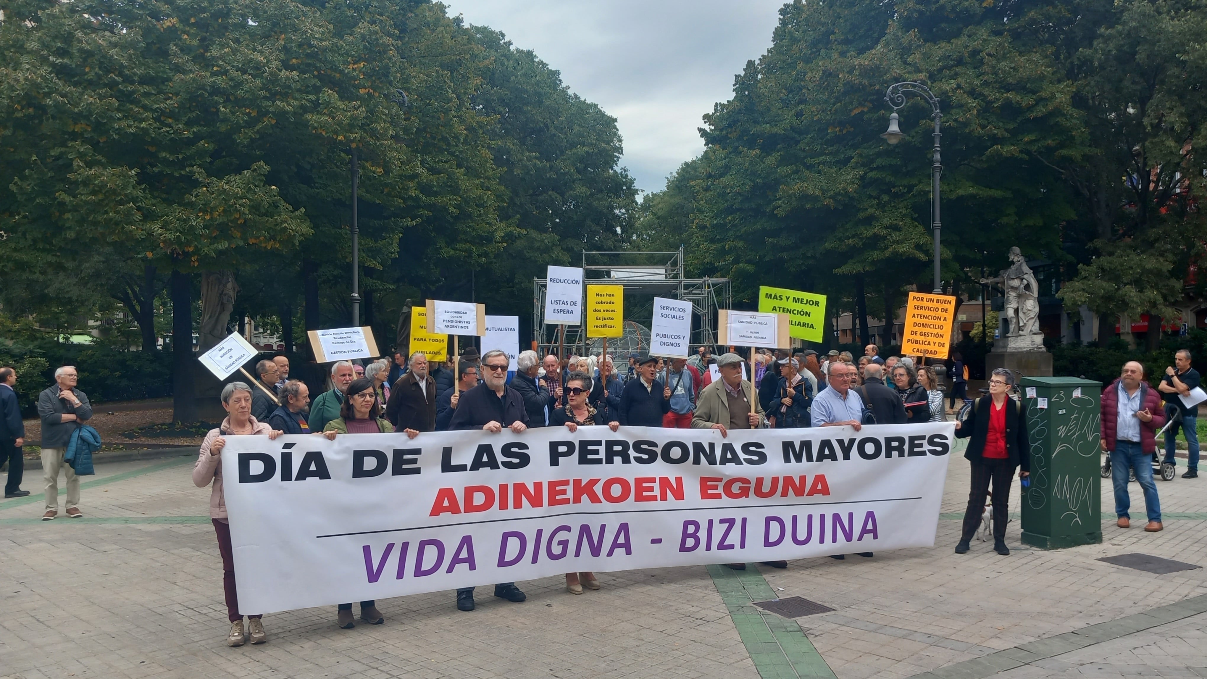 Congregación de personas mayores en el Paseo Sarasate de Pamplona