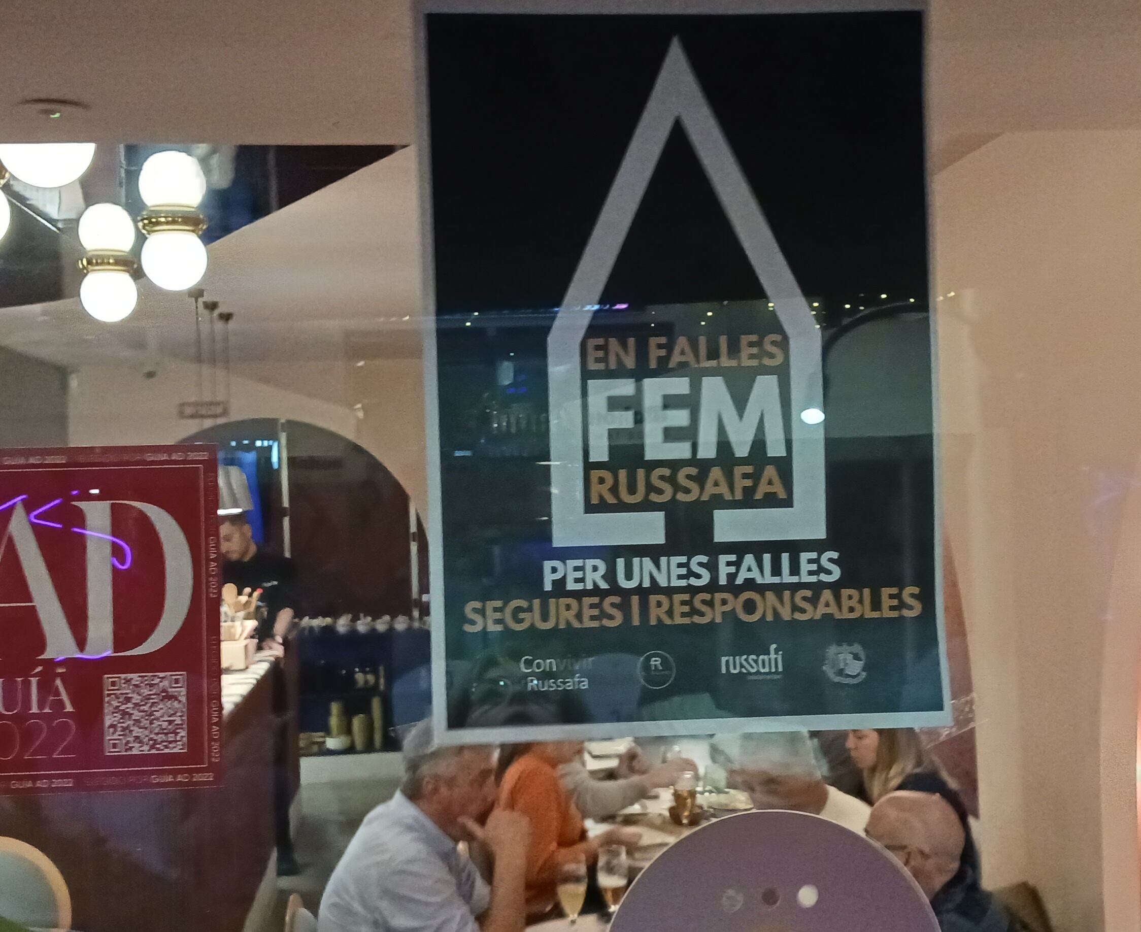 Cartel de la campaña &#039;En Falles Fem Russafa&#039; en un restaurante