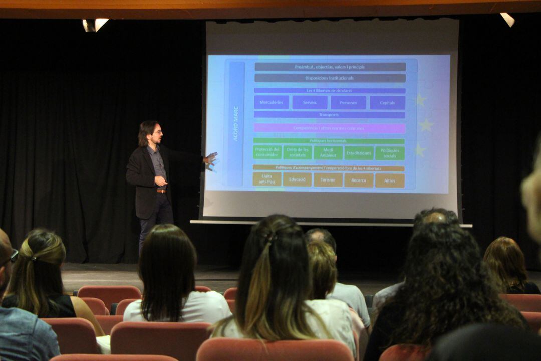 El secretari d&#039;Estat d&#039;Afers Europeus, Landry Riba, en una de les reunions informatives sobre l&#039;acord d&#039;associació amb la UE.