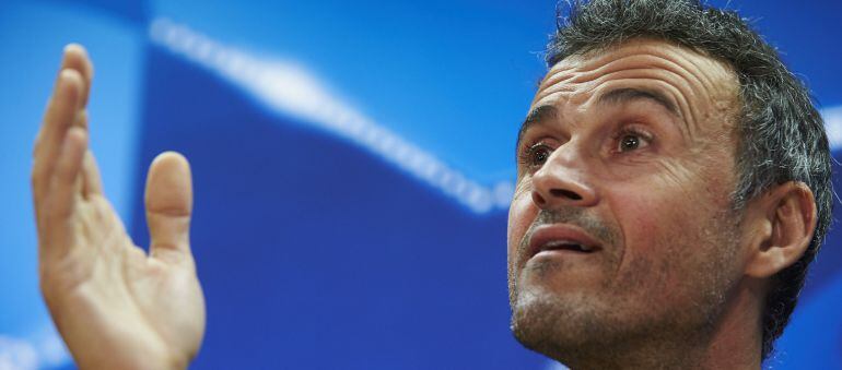 Luis Enrique hace una aclaración a un periodista en Barcelona