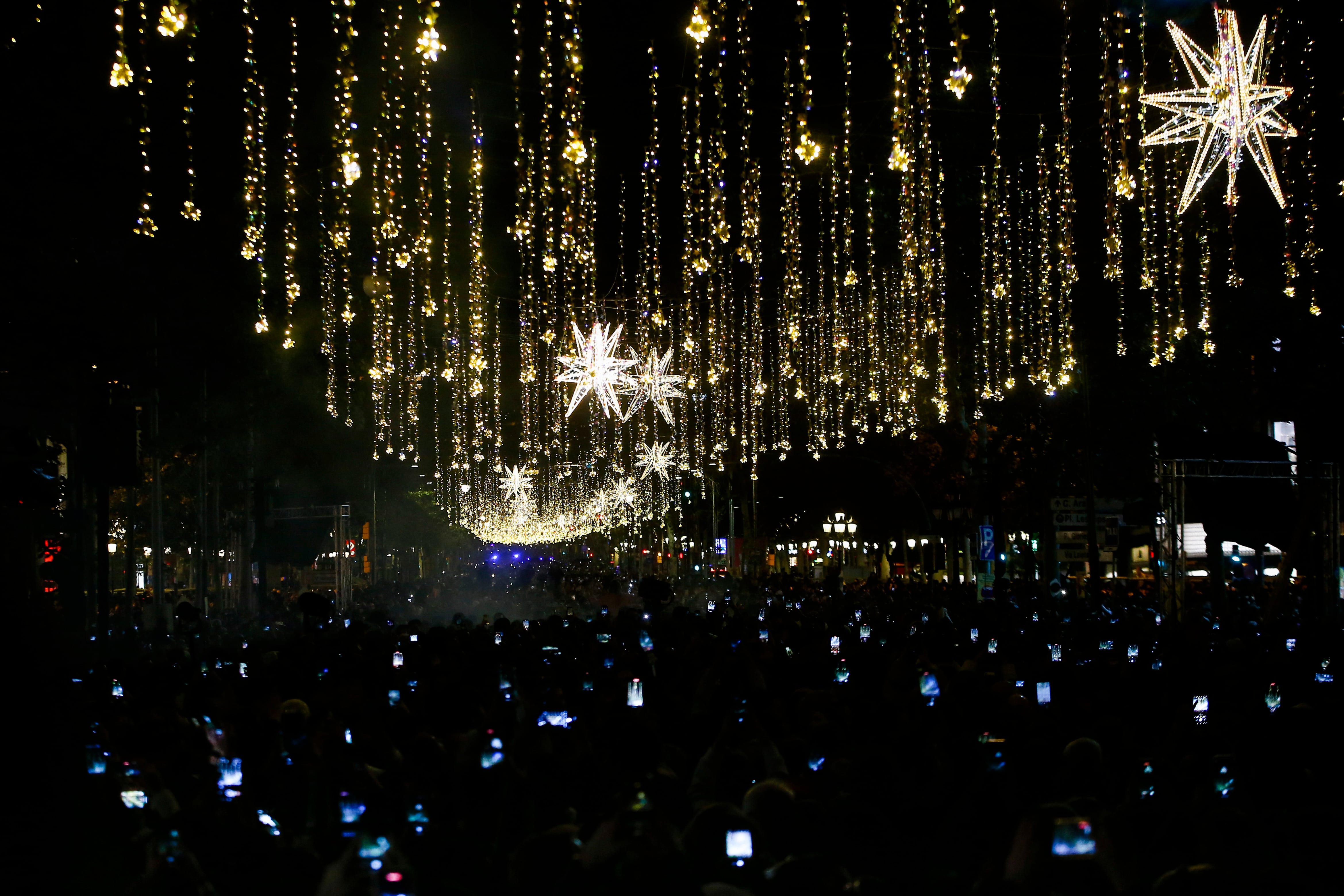 BARCELONA, 28/11/2024.- Aspecto del Paseo de Gracia de Barcelona durante el encendido de las luces de Navidad 2024, este jueves en Barcelona. EFE/ Quique García
